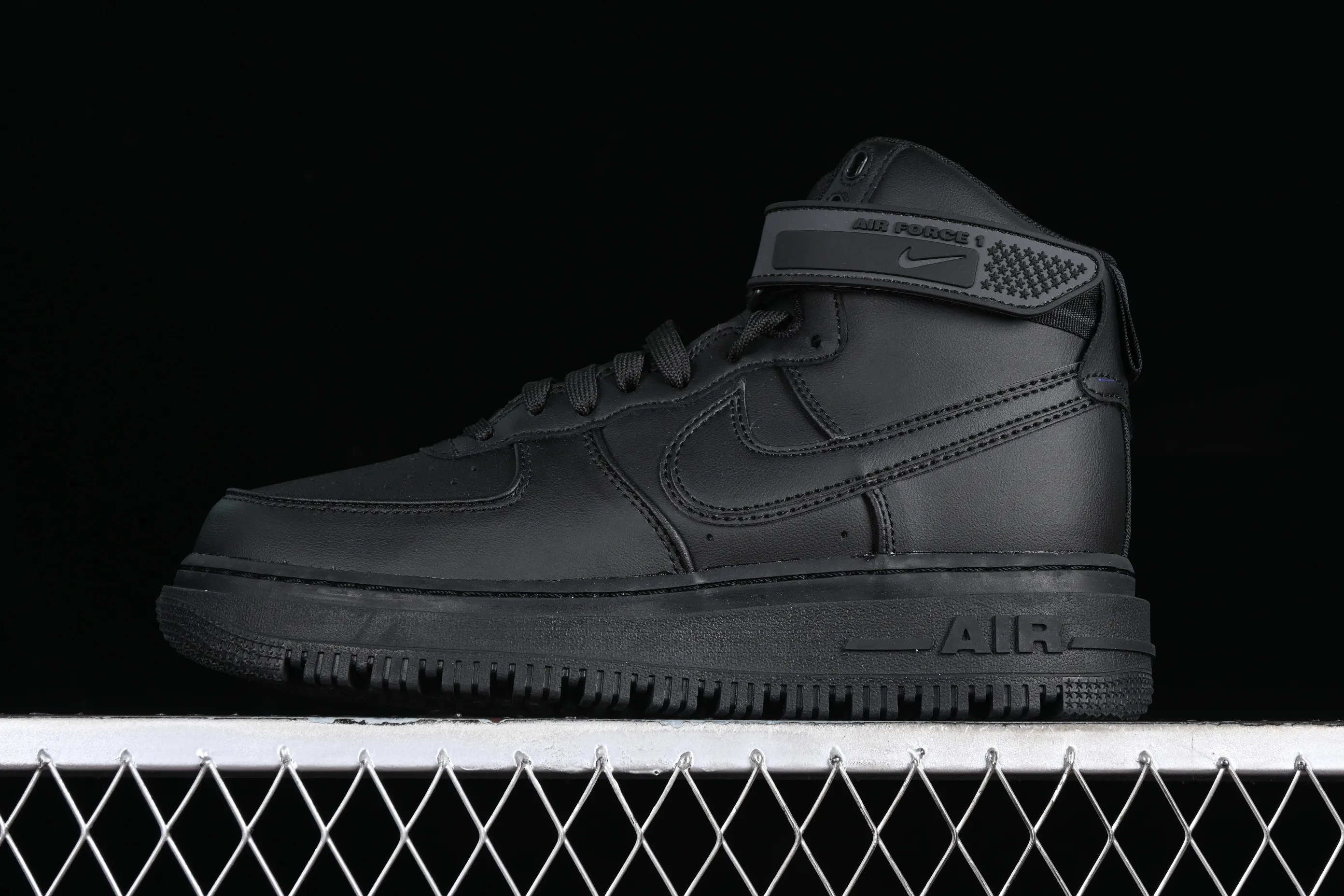 All categories Nk Air Force 1 Air Force series Nk Air Force 1 Mid Air Force mid-top Nk Air Force 1'07 "Boot" all black Air Force One mid-top casual sneakers DA0418-001